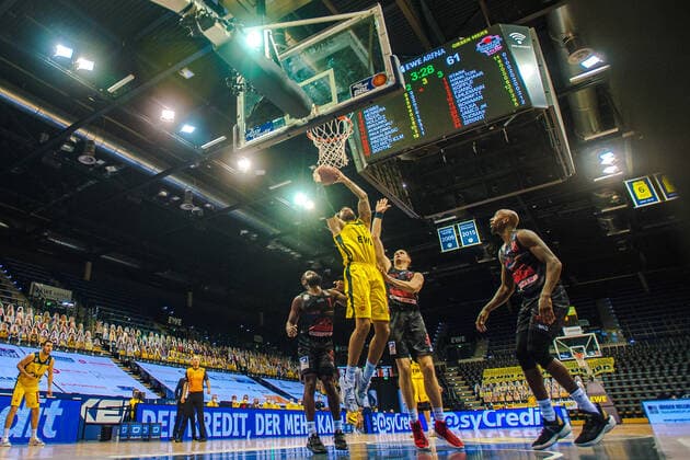 GER, Basketball, EWE Baskets Oldenburg vs JobStairs Giessen 46ers 12.02.2021, EWE Arena, Oldenburg, GER, easy Credit-BBL, EWE Baskets Oldenburg vs JobStairs Giessen 46ers, im Bild Martin BREUNING (EWE Baskets Oldenburg 12 ) Jonathan STARK (Jobstairs Giessen 46ers 1 ) Brandon BOWMAN (Jobstairs Giessen 46ers 15 )