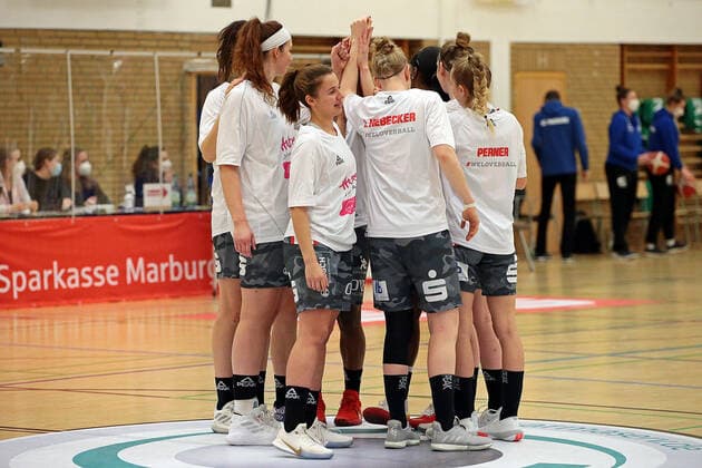 12.02.2021, xovx, Basketball Damen, DBBL, 1. Bundesliga, BC Pharmaserv Marburg - TSV 1880 Wasserburg Die Spielerinnen des TSV 1880 Wasserburg schwören sich auf das Spiel ein. Marburg Sporthalle Georg-Gaßmann-Stadion Hessen Deutschland (DE)