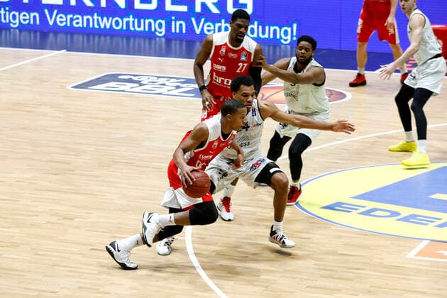 12.02.2021, easyCredit Basketball Bundesliga, BBL, Saison 2020 2021, Herren, Chemnitz Niners - Brose Bamberg Devon Hall, Brose Bamberg, George King, Niners Chemnitz Chemnitz Messe Chemnitz Sachsen Germany