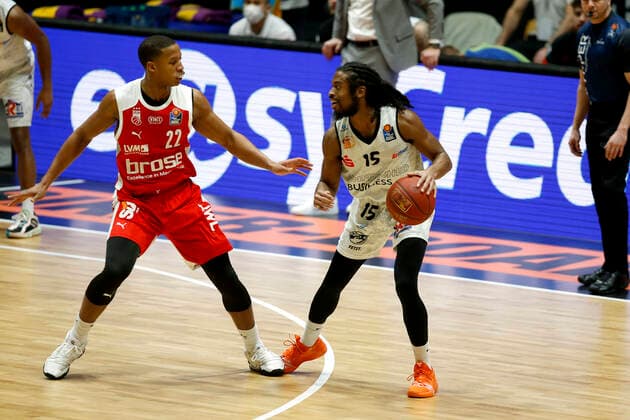 12.02.2021, easyCredit Basketball Bundesliga, BBL, Saison 2020 2021, Herren, Chemnitz Niners - Brose Bamberg Marcus Thornton, Niners Chemnitz, Devon Hall, Brose Bamberg Chemnitz Messe Chemnitz Sachsen Germany