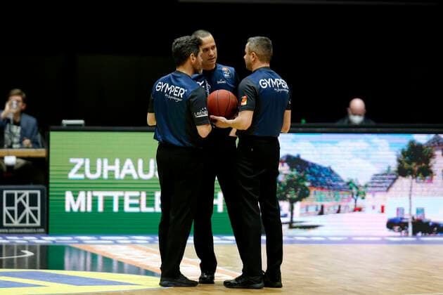 12.02.2021, easyCredit Basketball Bundesliga, BBL, Saison 2020 2021, Herren, Chemnitz Niners - Brose Bamberg Schiedsrichter Toni Rodriguez, Konstantin Simonov, Tamer Arik Chemnitz Messe Chemnitz Sachsen Germany
