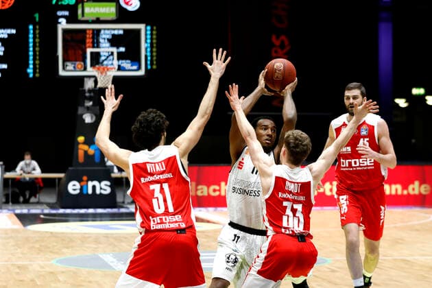 12.02.2021, easyCredit Basketball Bundesliga, BBL, Saison 2020 2021, Herren, Chemnitz Niners - Brose Bamberg Michele Vitali, Brose Bamberg, Bennet Hundt, Brose Bamberg, Isiaha Mike, Niners Chemnitz Chemnitz Messe Chemnitz Sachsen Germany