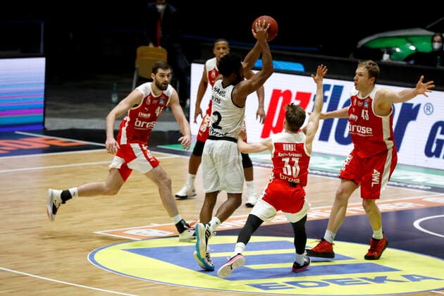 12.02.2021, easyCredit Basketball Bundesliga, BBL, Saison 2020 2021, Herren, Chemnitz Niners - Brose Bamberg Terrell Harris, Niners Chemnitz, Bennet Hundt, Brose Bamberg Chemnitz Messe Chemnitz Sachsen Germany
