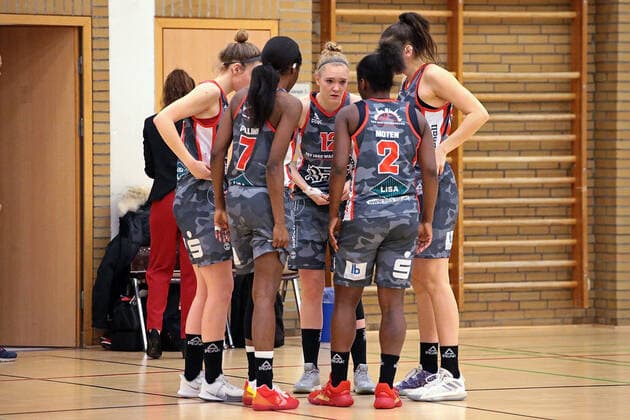 12.02.2021, xovx, Basketball Damen, DBBL, 1. Bundesliga, BC Pharmaserv Marburg - TSV 1880 Wasserburg v.l. Elisa Hebecker (TSV 1880 Wasserburg), Morgan Pullins (TSV 1880 Wasserburg), Laura Hebecker (TSV 1880 Wasserburg), Kelly Moten (TSV 1880 Wasserburg), Margearet Mulligan (TSV 1880 Wasserburg) Marburg Sporthalle Georg-Gaßmann-Stadion Hessen Deutschland (DE)