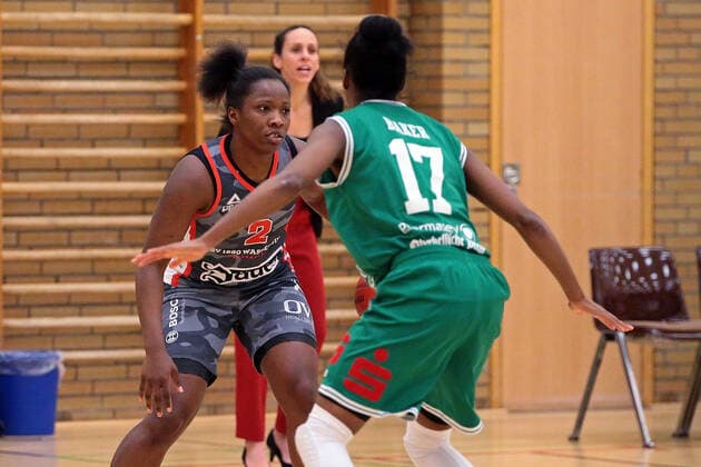 12.02.2021, xovx, Basketball Damen, DBBL, 1. Bundesliga, BC Pharmaserv Marburg - TSV 1880 Wasserburg v.l. Kelly Moten (TSV 1880 Wasserburg), Tonisha Baker (BC Pharmaserv Marburg) Marburg Sporthalle Georg-Gaßmann-Stadion Hessen Deutschland (DE)