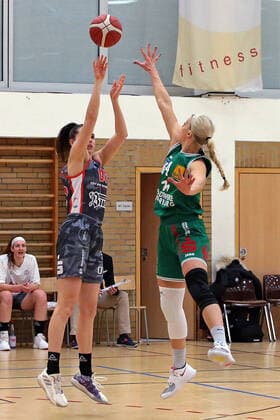 12.02.2021, xovx, Basketball Damen, DBBL, 1. Bundesliga, BC Pharmaserv Marburg - TSV 1880 Wasserburg v.l. Margearet Mulligan (TSV 1880 Wasserburg), Marie Bertholdt (BC Pharmaserv Marburg) Marburg Sporthalle Georg-Gaßmann-Stadion Hessen Deutschland (DE)