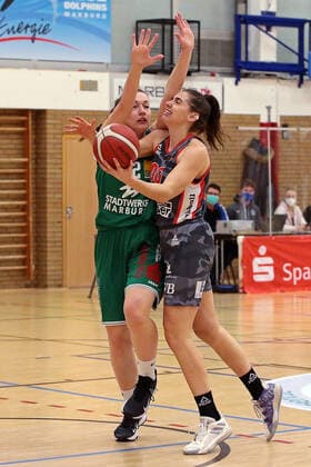 12.02.2021, xovx, Basketball Damen, DBBL, 1. Bundesliga, BC Pharmaserv Marburg - TSV 1880 Wasserburg v.l. Johanna Klug (BC Pharmaserv Marburg), Margearet Mulligan (TSV 1880 Wasserburg) Marburg Sporthalle Georg-Gaßmann-Stadion Hessen Deutschland (DE)