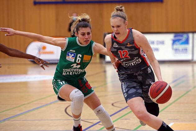 12.02.2021, xovx, Basketball Damen, DBBL, 1. Bundesliga, BC Pharmaserv Marburg - TSV 1880 Wasserburg v.l. Theresa Simon (BC Pharmaserv Marburg), Laura Hebecker (TSV 1880 Wasserburg) Marburg Sporthalle Georg-Gaßmann-Stadion Hessen Deutschland (DE)