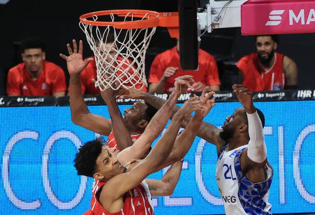 12.02.2021, BBL, FC Bayern Basketball vs Fraport Skyliners, Audi Dome Muenchen Basketball, im Bild: Jason George (FCB Basketball), JaJuan Johnson (FCB Basketball) und Kamari Murphy (Fraport Skyliners)