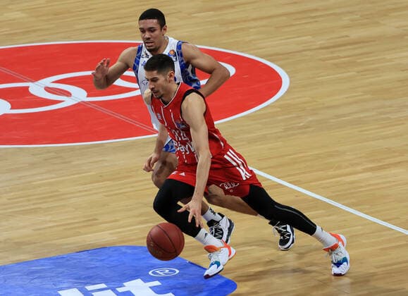 12.02.2021, BBL, FC Bayern Basketball vs Fraport Skyliners, Audi Dome Muenchen Basketball, im Bild: Lenn Schoormann (Fraport Skyliners) vs Diego Flaccadori (FCB Basketball)