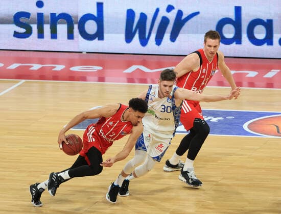 12.02.2021, BBL, FC Bayern Basketball vs Fraport Skyliners, Audi Dome Muenchen Basketball, im Bild: Wade Baldwin (FCB Basketball), Jon Gudmundsson (Fraport Skyliners) und Leon Radosevic (FCB Basketball)