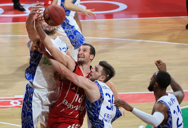 12.02.2021, BBL, FC Bayern Basketball vs Fraport Skyliners, Audi Dome Muenchen Basketball, im Bild: Marco Voller (Fraport Skyliners), Paul Zipser (FCB Basketball), Jon Gudmundsson (Fraport Skyliners) und Kamari Murphy (Fraport Skyliners)