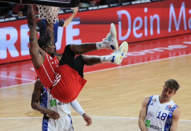 Sport Bilder des Tages 12.02.2021, BBL, FC Bayern Basketball vs Fraport Skyliners, Audi Dome Muenchen Basketball, im Bild: Jalen Reynolds (FCB Basketball) am Korb vs Kamari Murphy (Fraport Skyliners) und Joe Rahon (Fraport Skyliners)