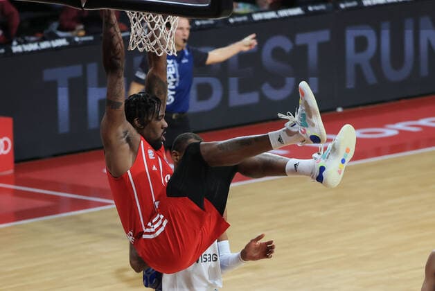 12.02.2021, BBL, FC Bayern Basketball vs Fraport Skyliners, Audi Dome Muenchen Basketball, im Bild: Jalen Reynolds (FCB Basketball) am Korb vs Kamari Murphy (Fraport Skyliners) und Joe Rahon (Fraport Skyliners)