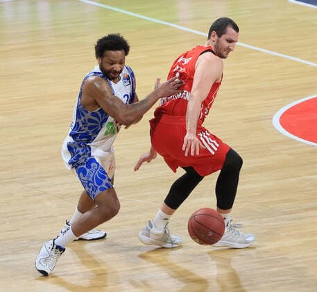 12.02.2021, BBL, FC Bayern Basketball vs Fraport Skyliners, Audi Dome Muenchen Basketball, im Bild: Quantez Robertson (Fraport Skyliners) vs Paul Zipser (FCB Basketball)