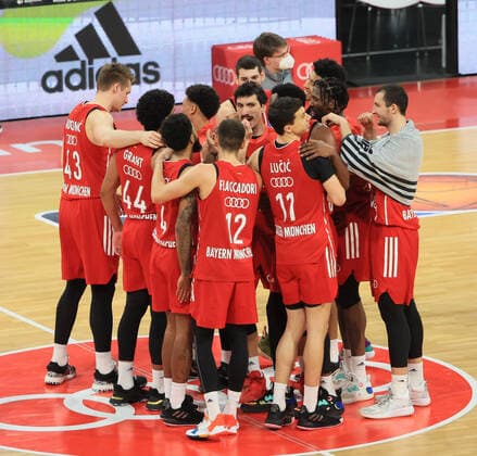 12.02.2021, BBL, FC Bayern Basketball vs Fraport Skyliners, Audi Dome Muenchen Basketball, im Bild: FCBB Kader wieder Sieger vs Skyliners