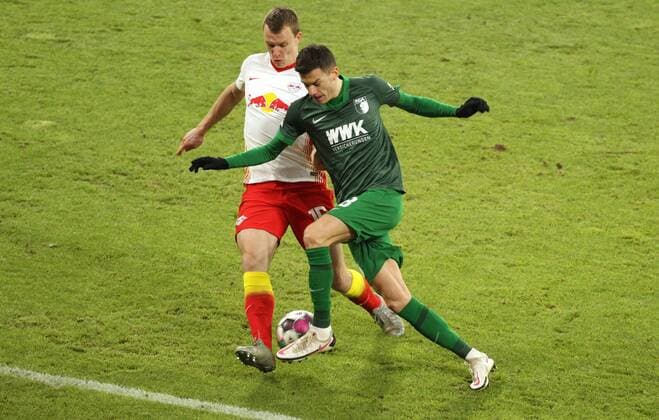 GER, 1. FBL, RasenBallsport Leipzig vs FC Augsburg 12.02.2021, Leipzig, Red Bull Arena, GER, 1.FBL, Saison 2020 2021, 21. Spieltag, RasenBallsport Leipzig vs FC Augsburg im Bild Lukas Klostermann (Leipzig) gegen Laszlo Benes (Augsburg) DFL regulations prohibit any use of photographs as image sequences and or quasi-video *** GER, 1 FBL, RasenBallsport Leipzig vs FC Augsburg 12 02 2021, Leipzig, Red Bull Arena, GER, 1 FBL, Saison 2020 2021, 21 Spieltag, RasenBallsport Leipzig vs FC Augsburg im Bild Lukas Klostermann Leipzig vs Laszlo Benes Augsburg DFL regulations prohibit any use of photographs as image sequences and or quasi video