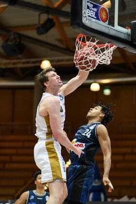 Lukas Meisner (Basketball Loewen Braunschweig) am Korb gegen Jeremy Jones (HAKRO Merlins Crailsheim), GER, HAKRO Merlins Crailsheim vs. Basketball Loewen Braunschweig, 12.02.2021, 18. Spieltag easycredit Basketball Bundesliga, Spielzeit 2020 2021. GER, HAKRO Merlins Crailsheim vs. Basketball Loewen Braunschweig, 12.02.2021, 18. Spieltag easycredit Basketball Bundesliga, Spielzeit 2020 2021 Crailsheim Copyright: xEibnerxPressefoto MichaelxMemmlerx EP_MMR