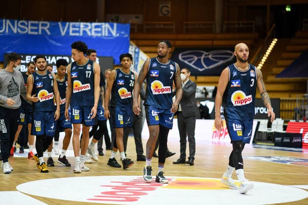 Haywood Highsmith (HAKRO Merlins Crailsheim) und Maurice Stuckey (HAKRO Merlins Crailsheim) sind zufrieden mit dem Sieg, GER, HAKRO Merlins Crailsheim vs. Basketball Loewen Braunschweig, 12.02.2021, 18. Spieltag easycredit Basketball Bundesliga, Spielzeit 2020 2021. GER, HAKRO Merlins Crailsheim vs. Basketball Loewen Braunschweig, 12.02.2021, 18. Spieltag easycredit Basketball Bundesliga, Spielzeit 2020 2021 Crailsheim Copyright: xEibnerxPressefoto MichaelxMemmlerx EP_MMR