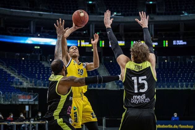 Basketball Berlin12..02.2021 Saison 2020 2021 BBL 1. Bundesliga easyCredit-BBL Alba Berlin - medi Bayreuth Louis Olinde (Alba Berlin, No.19) Matthew Tiby (Bayreuth, No.15) Derek Pardon (Bayreuth, No.00)