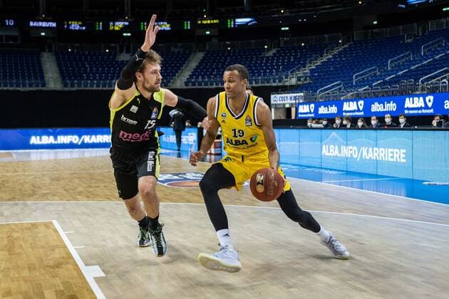 Basketball Berlin12..02.2021 Saison 2020 2021 BBL 1. Bundesliga easyCredit-BBL Alba Berlin - medi Bayreuth Louis Olinde (Alba Berlin, No.19) Matthew Tiby (Bayreuth, No.15)
