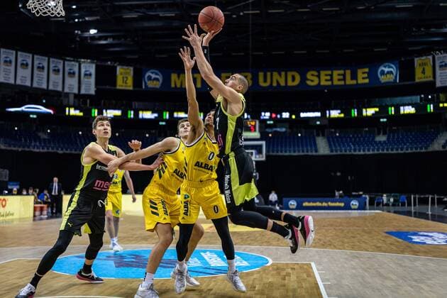 Basketball Berlin12..02.2021 Saison 2020 2021 BBL 1. Bundesliga easyCredit-BBL Alba Berlin - medi Bayreuth Philipp Jalalpoor (Bayreuth, No.07) Maodo Lo (Alba Berlin, No.00)