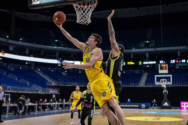 Basketball Berlin12..02.2021 Saison 2020 2021 BBL 1. Bundesliga easyCredit-BBL Alba Berlin - medi Bayreuth Ben Lammers (Alba Berlin, No.50) Derek Pardon (Bayreuth, No.00)