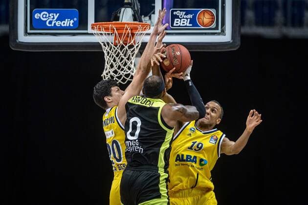 Basketball Berlin12..02.2021 Saison 2020 2021 BBL 1. Bundesliga easyCredit-BBL Alba Berlin - medi Bayreuth Derek Pardon (Bayreuth, No.00) Louis Olinde (Alba Berlin, No.19) Simone Fontecchio (Alba Berlin, No.20)