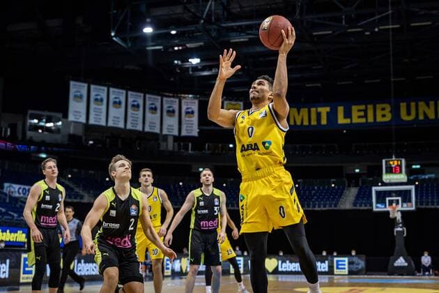 Basketball Berlin12..02.2021 Saison 2020 2021 BBL 1. Bundesliga easyCredit-BBL Alba Berlin - medi Bayreuth Maodo Lo (Alba Berlin, No.00) Nico Wenzl (Bayreuth, No.02)