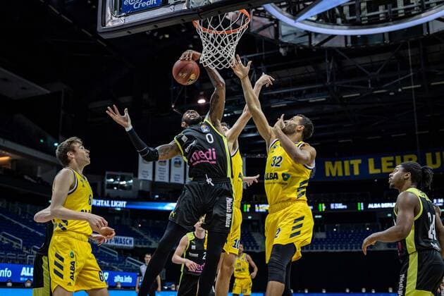 Basketball Berlin12..02.2021 Saison 2020 2021 BBL 1. Bundesliga easyCredit-BBL Alba Berlin - medi Bayreuth Derek Pardon (Bayreuth, No.00) Johannes Thiemann (Alba Berlin, No.32)