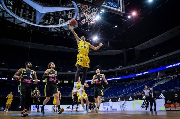 Basketball Berlin12..02.2021 Saison 2020 2021 BBL 1. Bundesliga easyCredit-BBL Alba Berlin - medi Bayreuth Louis Olinde (Alba Berlin, No.19)