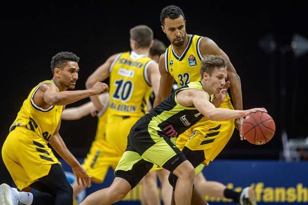 Basketball Berlin12..02.2021 Saison 2020 2021 BBL 1. Bundesliga easyCredit-BBL Alba Berlin - medi Bayreuth Nico Wenzl (Bayreuth, No.02) Johannes Thiemann (Alba Berlin, No.32)