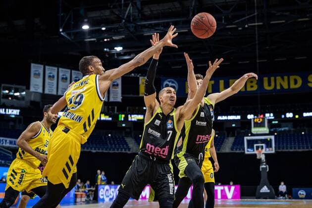 Basketball Berlin12..02.2021 Saison 2020 2021 BBL 1. Bundesliga easyCredit-BBL Alba Berlin - medi Bayreuth Louis Olinde (Alba Berlin, No.19) li. Philipp Jalalpoor (Bayreuth, No.07) Andreas Seiferth (Bayreuth, No.11)