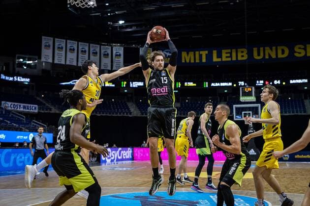 Basketball Berlin12..02.2021 Saison 2020 2021 BBL 1. Bundesliga easyCredit-BBL Alba Berlin - medi Bayreuth Matthew Tiby (Bayreuth, No.15) Simone Fontecchio (Alba Berlin, No.20) li.