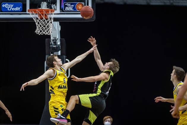 Basketball Berlin12..02.2021 Saison 2020 2021 BBL 1. Bundesliga easyCredit-BBL Alba Berlin - medi Bayreuth Nico Wenzl (Bayreuth, No.02) Malte Delow (Alba Berlin)