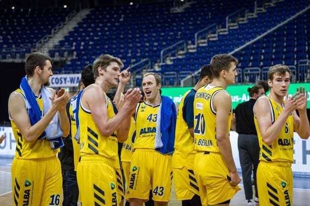 Basketball Berlin12..02.2021 Saison 2020 2021 BBL 1. Bundesliga easyCredit-BBL Alba Berlin - medi Bayreuth Jubel Alba Luke Sikma (Alba Berlin, No.43) mi.
