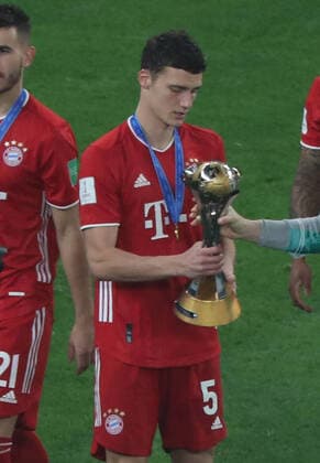 11.02.2021, Fussball FIFA-Klub-WM 2021, Finale, FC Bayern München - Tigres UANL (Mexiko), im Education City Stadium (Al Rayyan) in Katar (VAE). Benjamin Pavard (Bayern München) mit dem Pokal.