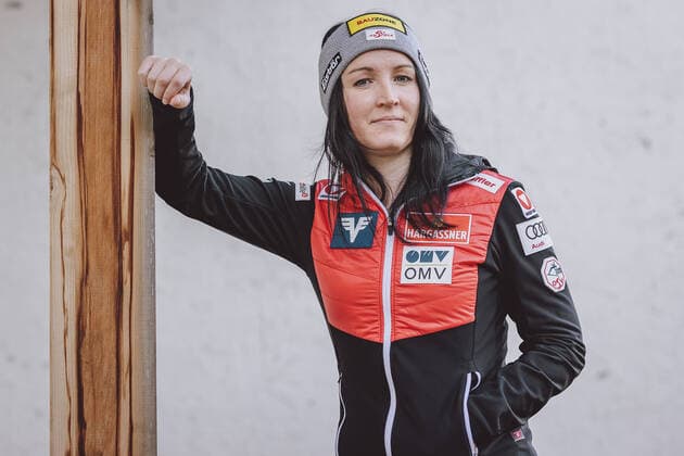 09.11.2020, Kaprun, AUT, Jacqueline Seifriedsberger im Portrait, im Bild die österreichische Skispringerin Jacqueline Seifriedsberger während eines Fotoshootings Austrian ski jumper Jacqueline Seifriedsberger during a photo shoot, Kaprun, Austria on 2020 11 09.
