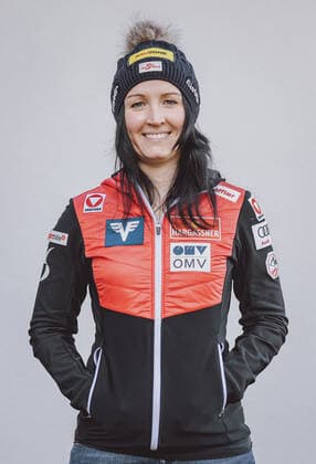 09.11.2020, Kaprun, AUT, Jacqueline Seifriedsberger im Portrait, im Bild die österreichische Skispringerin Jacqueline Seifriedsberger während eines Fotoshootings Austrian ski jumper Jacqueline Seifriedsberger during a photo shoot, Kaprun, Austria on 2020 11 09.