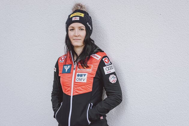 09.11.2020, Kaprun, AUT, Jacqueline Seifriedsberger im Portrait, im Bild die österreichische Skispringerin Jacqueline Seifriedsberger während eines Fotoshootings Austrian ski jumper Jacqueline Seifriedsberger during a photo shoot, Kaprun, Austria on 2020 11 09.