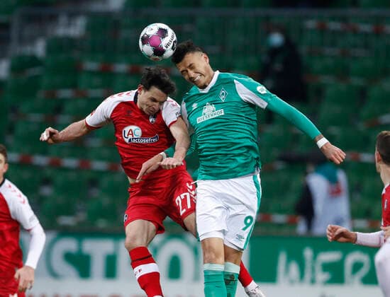 13.02.2021, wohninvest WESERSTADION, Bremen, Ligaspiel, 1. Bundesliga, SV Werder Bremen vs SC Freiburg, im Bild Nicolas Hoefler (27, Freiburg) im Kopfballduell mit Davie Selke (9, Bremen) DFL regulations prohibit any use of photographs as image sequences and or quasi-video. SV Werder Bremen vs SC Freiburg