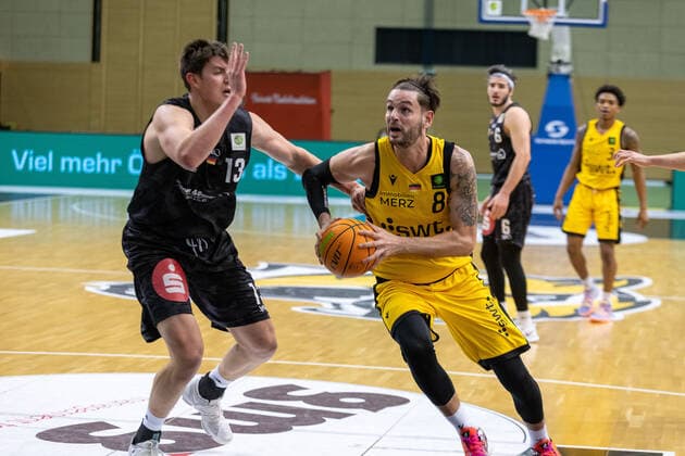 Jonathan Maier (Nürnberg Falcons, 13) Enosch Wolf (Tigers Tübingen, 8)¨¨¨Tigers Tübingen vs. Nürnberg Falcons, 2. Basketball, Bundesliga, Pro A, Barmer 2 Basketball, Spieltag 21, Spielzeit 2020 2021, 13.02.2021, ¨¨ Tigers Tübingen - Nürnberg Falcons, Basketball, 2. Bundesliga, Barmer 2 Basketball, Spieltag 21, Spielzeit 2020 2021, 13.02.2021 Rottenburg am Neckar Copyright: xNinaxSander xEibnerxPressefotoxIx EP_NSR
