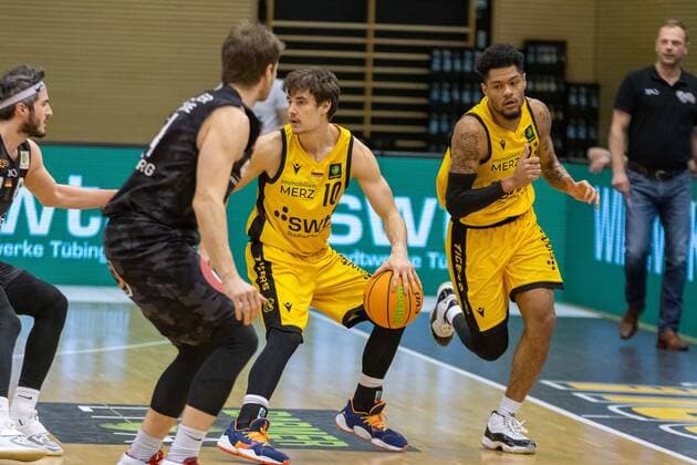 Mario Kegler (Nürnberg Falcons, 1) Gianni Otto (Tigers Tübingen, 10) Troy Simons (Tigers Tübingen, 10)¨¨Tigers Tübingen vs. Nürnberg Falcons, 2. Basketball, Bundesliga, Pro A, Barmer 2 Basketball, Spieltag 21, Spielzeit 2020 2021, 13.02.2021, ¨¨ Tigers Tübingen - Nürnberg Falcons, Basketball, 2. Bundesliga, Barmer 2 Basketball, Spieltag 21, Spielzeit 2020 2021, 13.02.2021 Rottenburg am Neckar Copyright: xNinaxSander xEibnerxPressefotoxIx EP_NSR