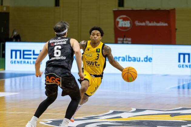 Martin Bogdanov (Nürnberg Falcons, 6) Joshua Sharkey (Tigers Tübingen, 3)¨¨¨Tigers Tübingen vs. Nürnberg Falcons, 2. Basketball, Bundesliga, Pro A, Barmer 2 Basketball, Spieltag 21, Spielzeit 2020 2021, 13.02.2021, ¨¨ Tigers Tübingen - Nürnberg Falcons, Basketball, 2. Bundesliga, Barmer 2 Basketball, Spieltag 21, Spielzeit 2020 2021, 13.02.2021 Rottenburg am Neckar Copyright: xNinaxSander xEibnerxPressefotoxIx EP_NSR