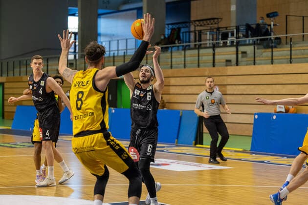 Enosch Wolf (Tigers Tübingen, 8) Martin Bogdanov (Nürnberg Falcons, 6)¨¨¨Tigers Tübingen vs. Nürnberg Falcons, 2. Basketball, Bundesliga, Pro A, Barmer 2 Basketball, Spieltag 21, Spielzeit 2020 2021, 13.02.2021, ¨¨ Tigers Tübingen - Nürnberg Falcons, Basketball, 2. Bundesliga, Barmer 2 Basketball, Spieltag 21, Spielzeit 2020 2021, 13.02.2021 Rottenburg am Neckar Copyright: xNinaxSander xEibnerxPressefotoxIx EP_NSR