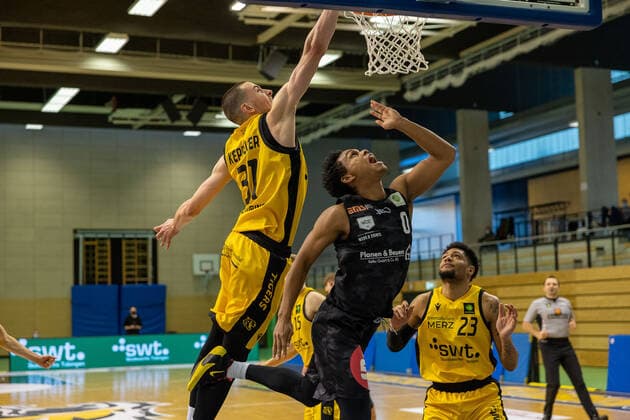 Daniel Keppeler (Tigers Tübingen, 31) Tra Holder (Nürnberg Falcons, 0) Troy Simons (Tigers Tübingen, 23)¨¨Tigers Tübingen vs. Nürnberg Falcons, 2. Basketball, Bundesliga, Pro A, Barmer 2 Basketball, Spieltag 21, Spielzeit 2020 2021, 13.02.2021, ¨¨ Tigers Tübingen - Nürnberg Falcons, Basketball, 2. Bundesliga, Barmer 2 Basketball, Spieltag 21, Spielzeit 2020 2021, 13.02.2021 Rottenburg am Neckar Copyright: xNinaxSander xEibnerxPressefotoxIx EP_NSR