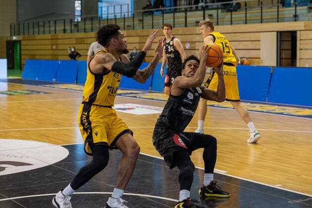 Troy Simons (Tigers Tübingen, 23) Tra Holder (Nürnberg Falcons, 0)¨¨¨Tigers Tübingen vs. Nürnberg Falcons, 2. Basketball, Bundesliga, Pro A, Barmer 2 Basketball, Spieltag 21, Spielzeit 2020 2021, 13.02.2021, ¨¨ Tigers Tübingen - Nürnberg Falcons, Basketball, 2. Bundesliga, Barmer 2 Basketball, Spieltag 21, Spielzeit 2020 2021, 13.02.2021 Rottenburg am Neckar Copyright: xNinaxSander xEibnerxPressefotoxIx EP_NSR