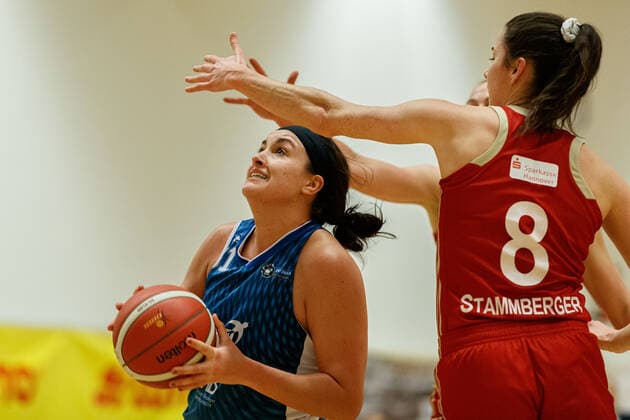 Hannover, Deutschland 13. Februar 2021: 1.BBL - Damen - 2020 2021 - TK Hannover vs. SNP BasCats USC Heidelberg v. li. im Zweikampf Fallyn Dee Freije (Heidelberg) und Tessa Stammberger (Hannover) Sporthalle Birkenstraße Niedersachsen Copyright: xFotostandx xxMattheyx