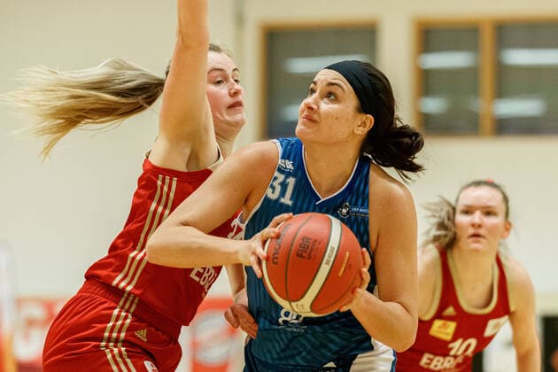 Hannover, Deutschland 13. Februar 2021: 1.BBL - Damen - 2020 2021 - TK Hannover vs. SNP BasCats USC Heidelberg v. li. im Zweikampf Hannah Brown (Hannover) und Fallyn Dee Freije (Heidelberg) Sporthalle Birkenstraße Niedersachsen Copyright: xFotostandx xxMattheyx