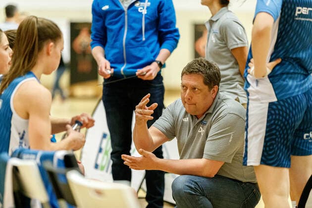 Hannover, Deutschland 13. Februar 2021: 1.BBL - Damen - 2020 2021 - TK Hannover vs. SNP BasCats USC Heidelberg Trainer Dennis Czygan (Heidelberg) bei einer Ansprache an seine Mannschaft Sporthalle Birkenstraße Niedersachsen Copyright: xFotostandx xxMattheyx